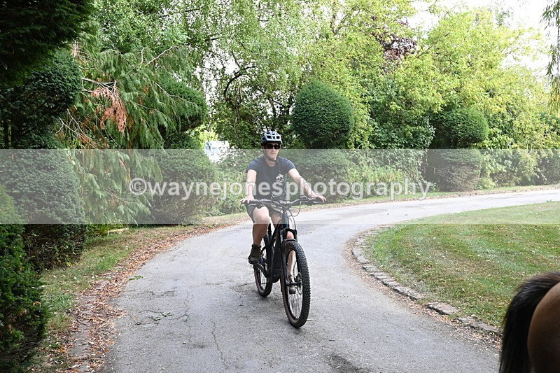 WJ6_4085 - Berks & Bucks - The Old farmhouse - Hound Exercise 20-08-25