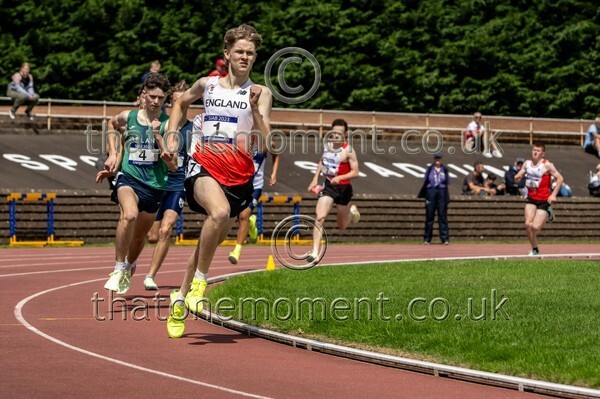 SIAB23-913885 - Track Male Set One