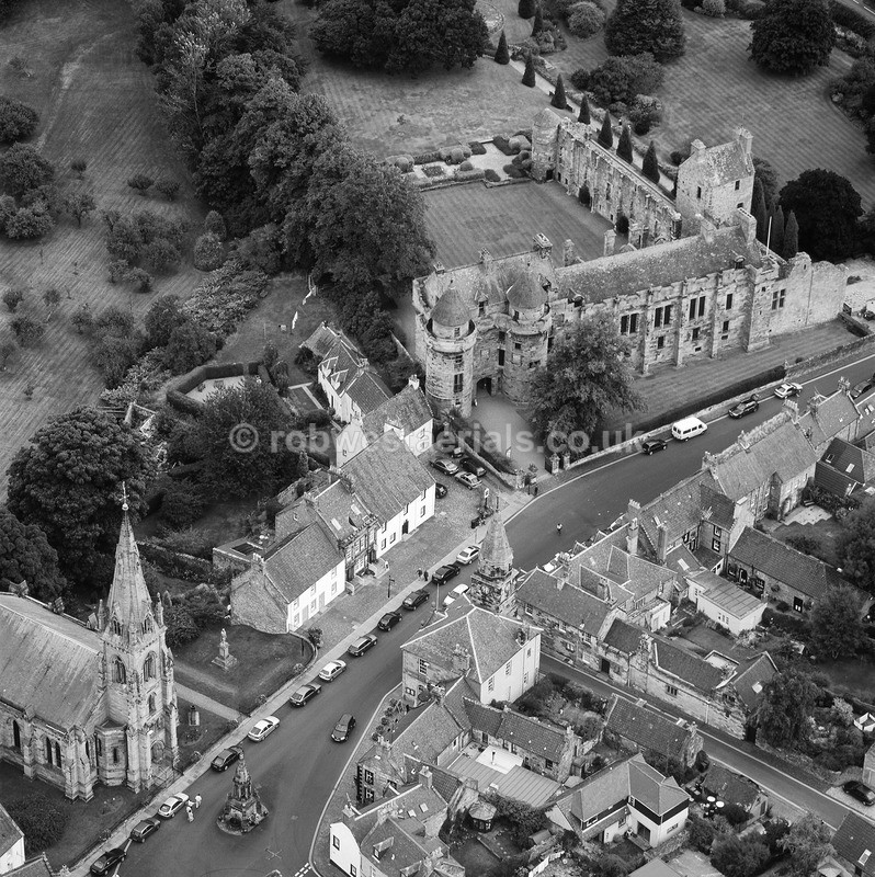 A00656C BW Falkland village center 2006 robwestaerials.co.uk - Settlements, infrastructure and attractions
