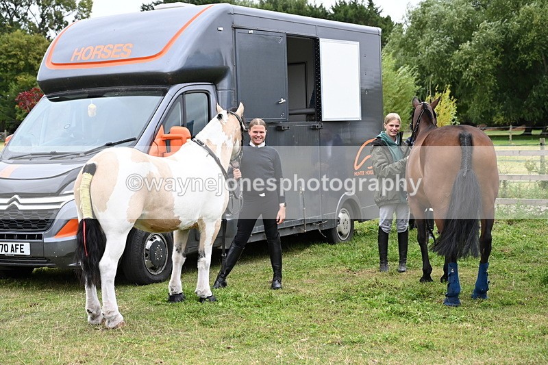 WJ6_2823 - Berks & Bucks - The Old farmhouse - Hound Exercise 20-08-25