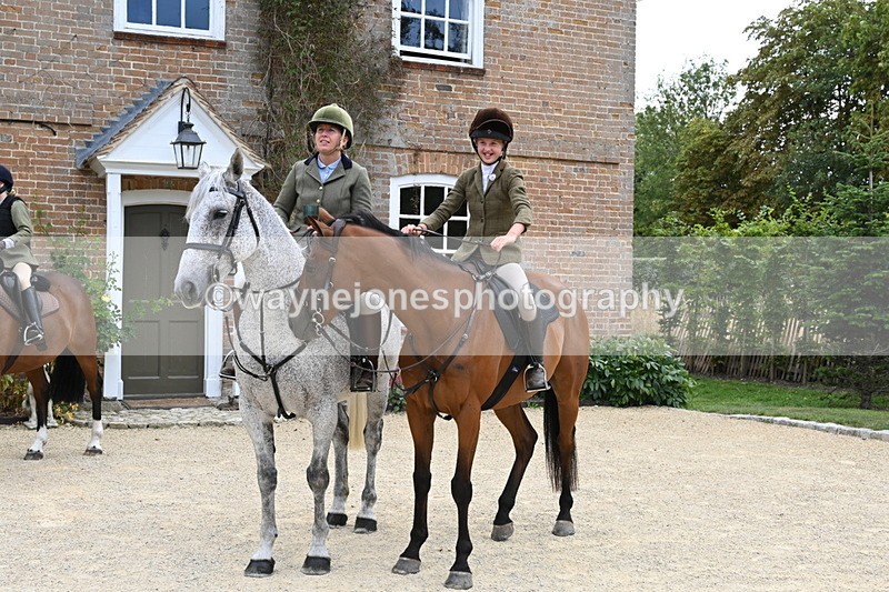WJ6_3649 - Berks & Bucks - The Old farmhouse - Hound Exercise 20-08-25