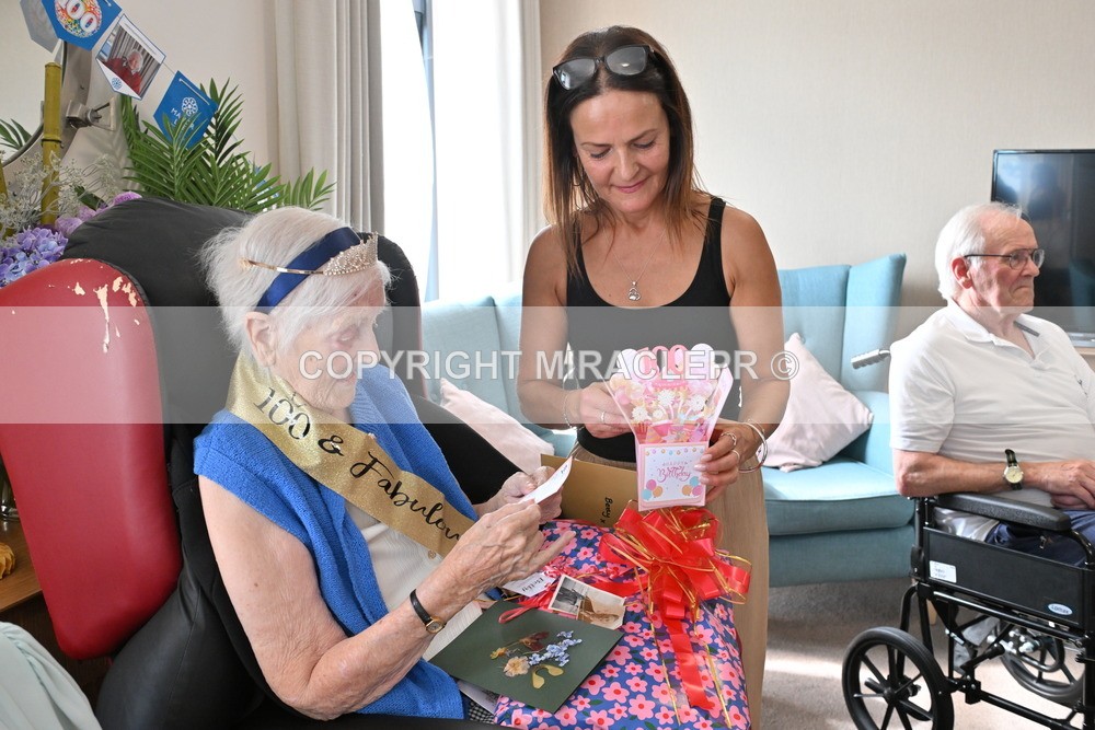 AM3_1388 - Iris and Betty.