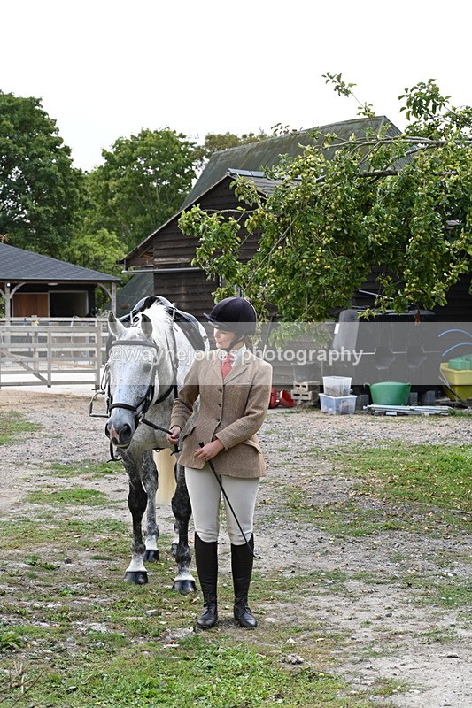 WJ6_3109 - Berks & Bucks - The Old farmhouse - Hound Exercise 20-08-25