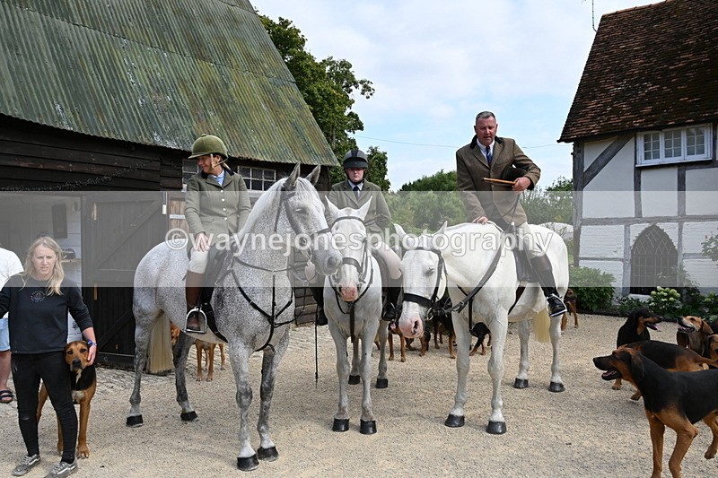 WJ6_3875 - Berks & Bucks - The Old farmhouse - Hound Exercise 20-08-25