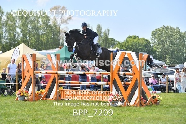 BPP_7209 - CLASS 3 Andrew Hamilton Coach, RHS Foxhunter Championship Qualifier