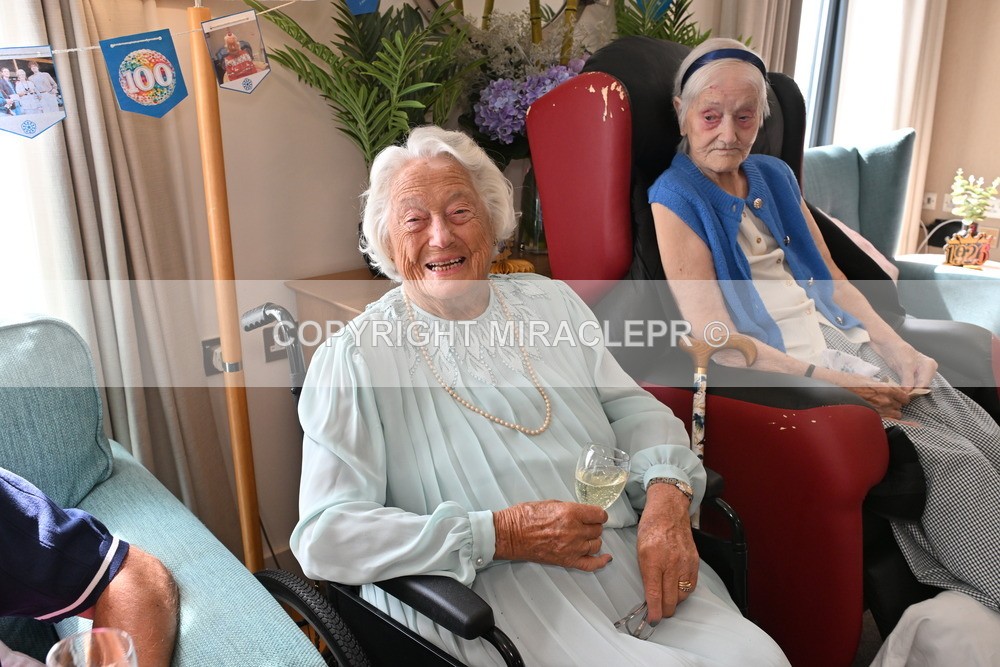 AM3_0737 - Iris and Betty.