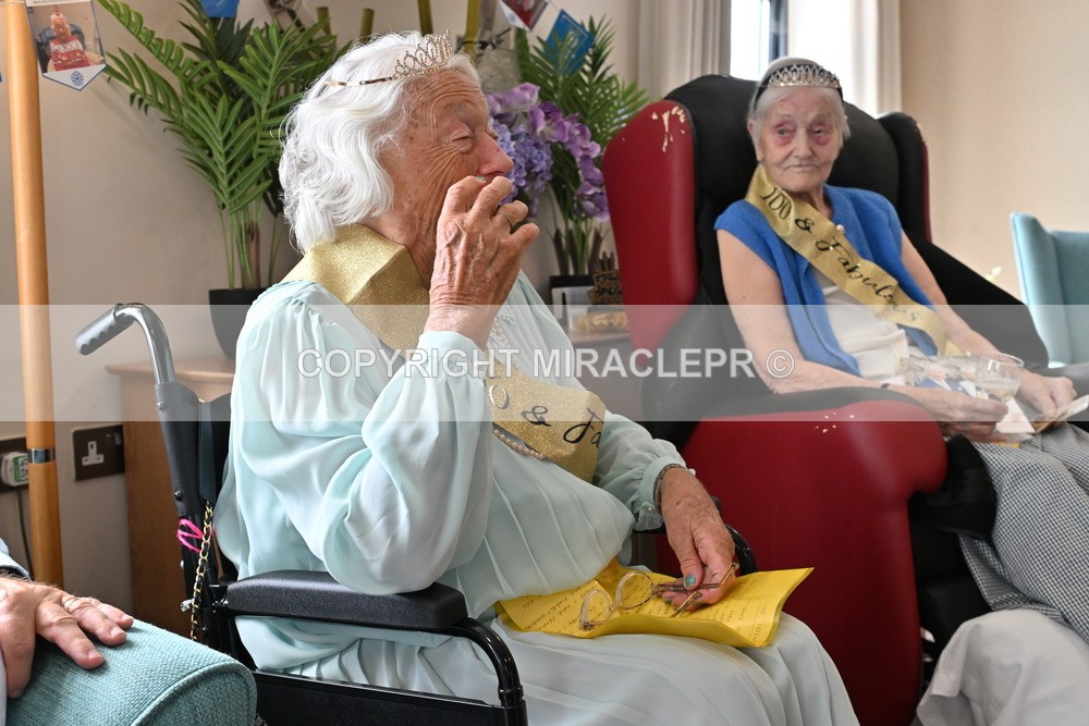AM3_1140 - Iris and Betty.