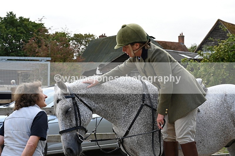 WJ6_3085 - Berks & Bucks - The Old farmhouse - Hound Exercise 20-08-25