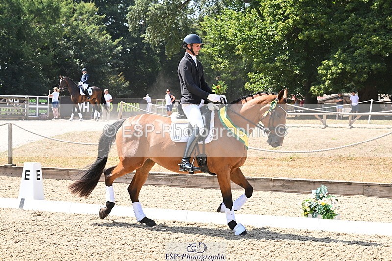 250810A-132646-06643 - Medium SILVER Presentations