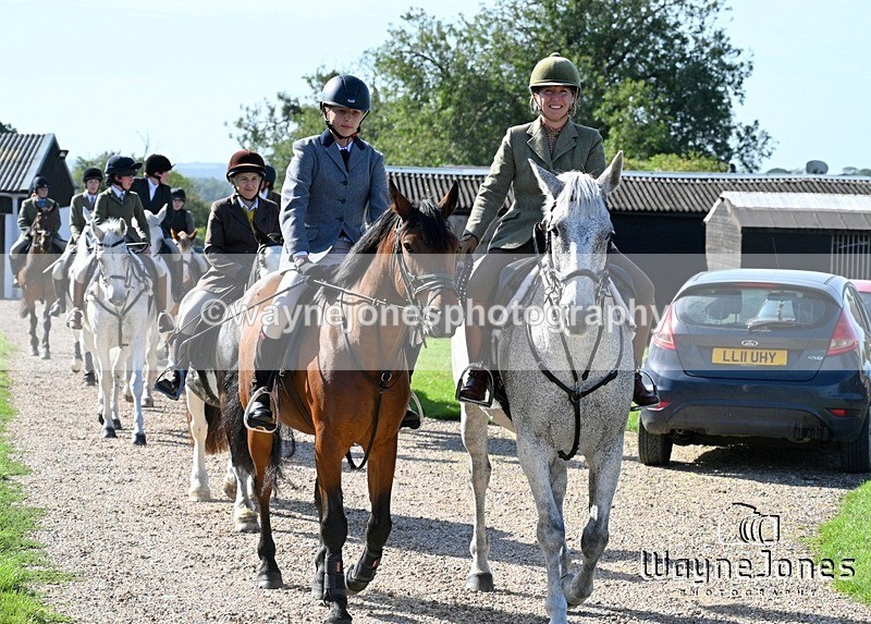 WJ7_0287 - Berks & Bucks - Hound Exercise – Kennels 06-09-26