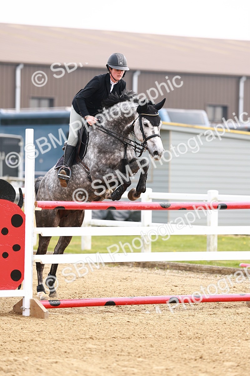  - Class 19 - Senior Foxhunter - 1.20m