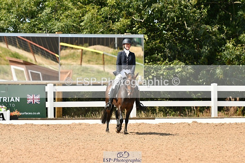 250817-133018-09976 - 090-Sarah.GoddardSaris.Fingers.Crossed