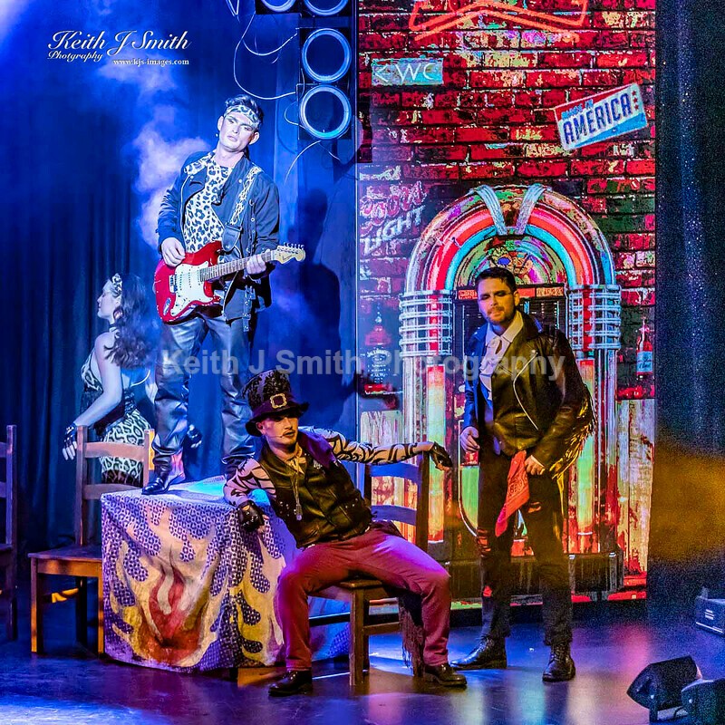 7KJS0017 - Ambition show team