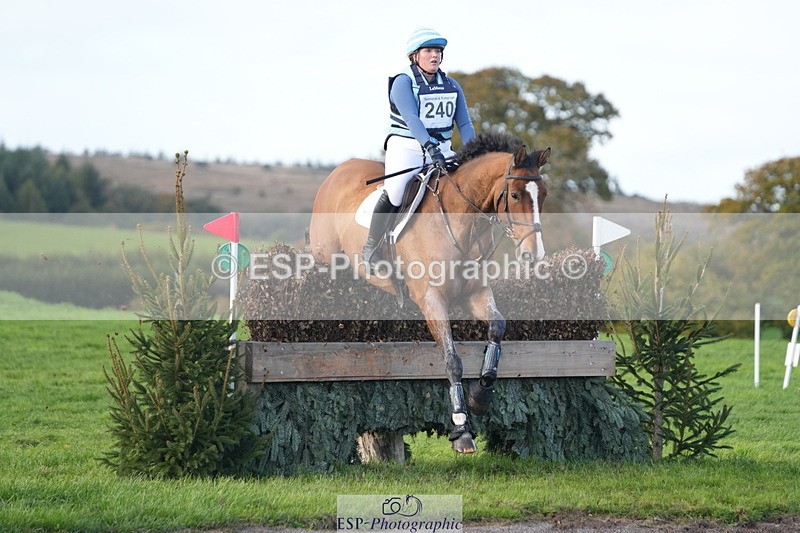 251024A-153144-14459 - C-240-Issy.Hollidge