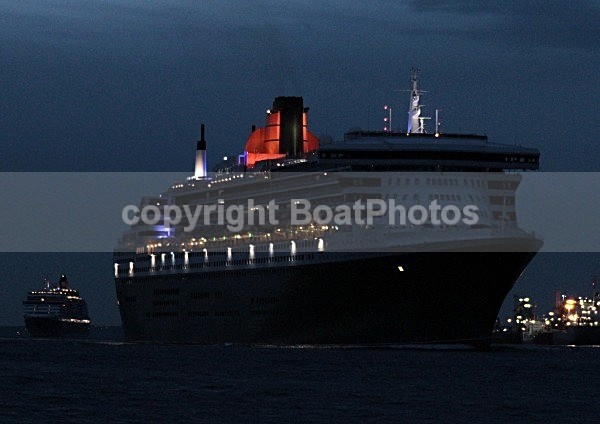 120605 QM2 IN SOUTHAMPTON IMG_7320 - THREE QUEENS MEET IN SOUTHAMPTON 5th June 2012