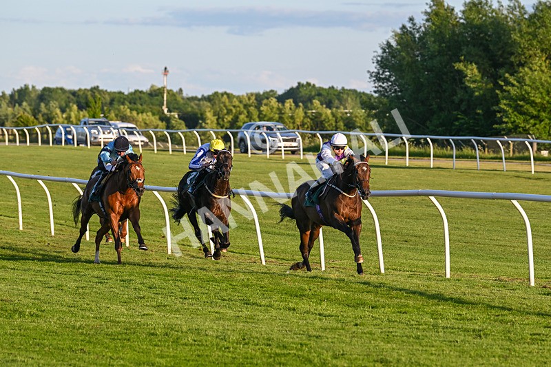 300525-Race 5-Wicket Keeper-7827 - Race 5