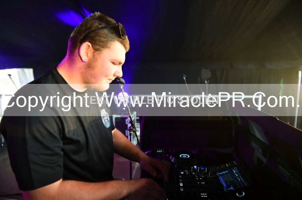 SH4_9917 - Tj the DJ