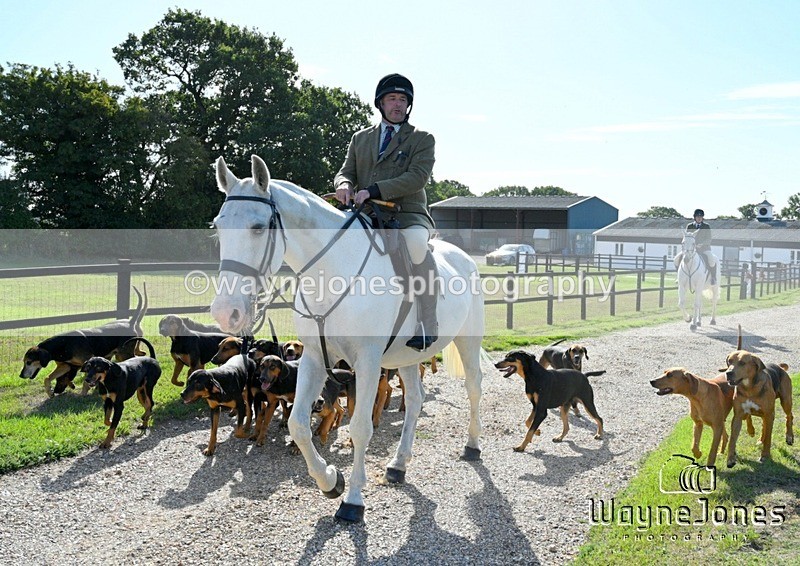 WJ7_0270 - Berks & Bucks - Hound Exercise – Kennels 06-09-26