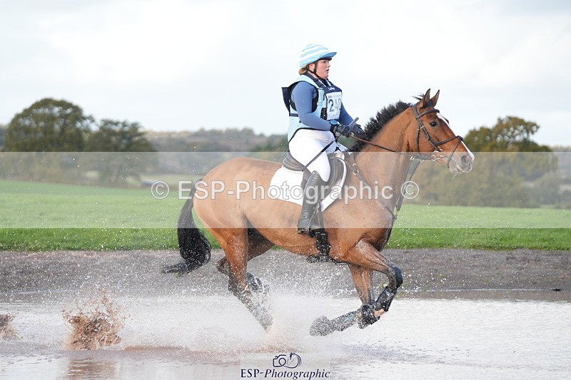 251024A-153146-14464 - C-240-Issy.Hollidge