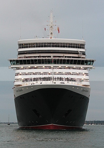 120605 QUEEN ELIZABETH IN SOUTHAMPTON IMG_7582 - THREE QUEENS MEET IN SOUTHAMPTON 5th June 2012
