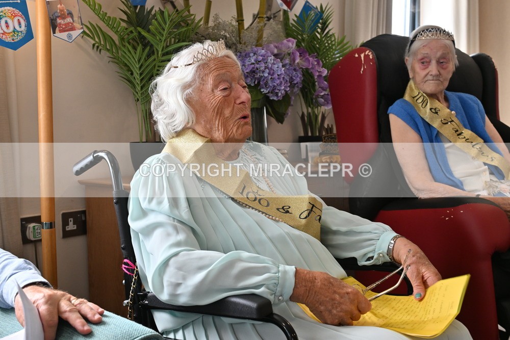 AM3_1122 - Iris and Betty.