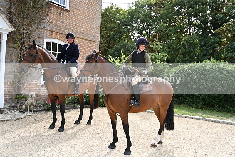 WJ6_3469 - Berks & Bucks - The Old farmhouse - Hound Exercise 20-08-25