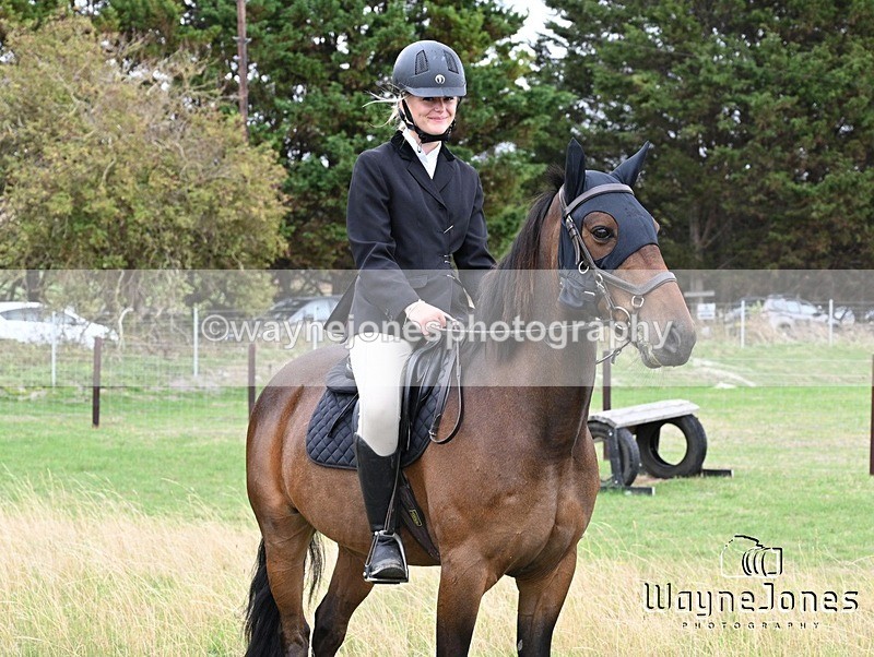 WJ7_0731 - Berks & Bucks Hound Exercise Blewbury 13-09-26