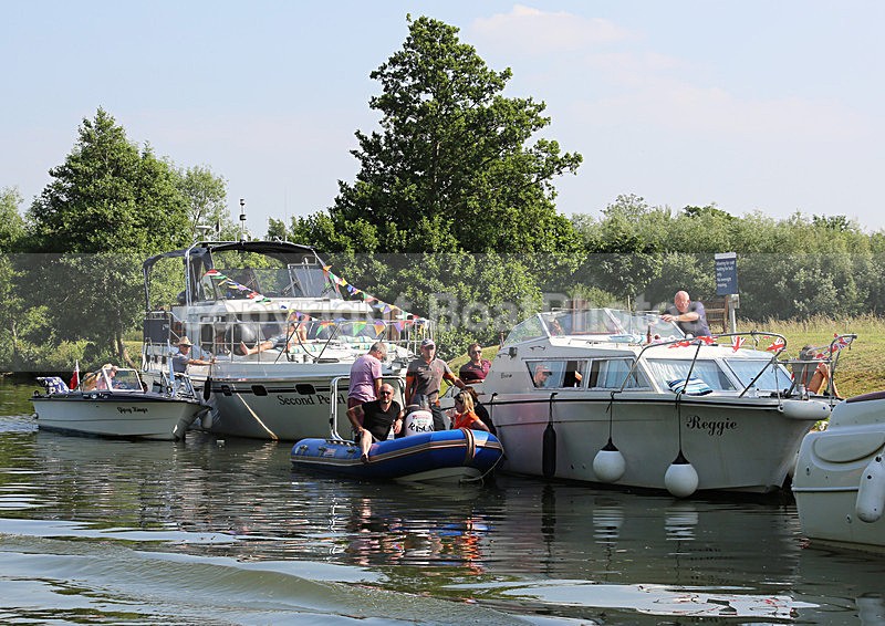 130706 LOCK QUEUE WT7A2382 - HENLEY ROYAL REGATTA - Saturday 6th July 2013
