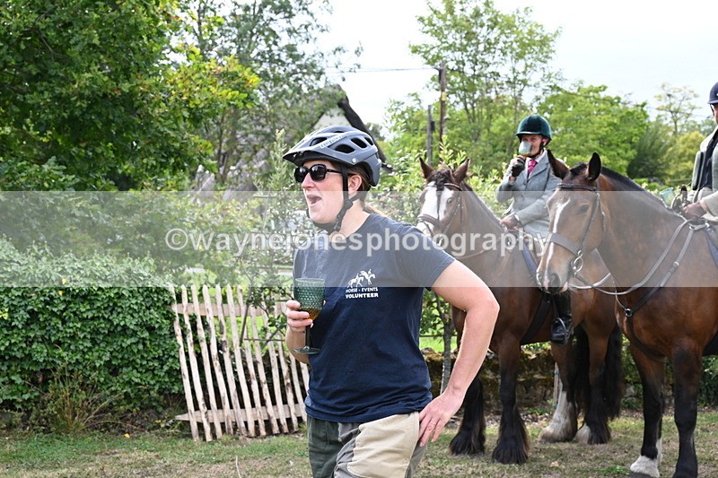 WJ6_3426 - Berks & Bucks - The Old farmhouse - Hound Exercise 20-08-25