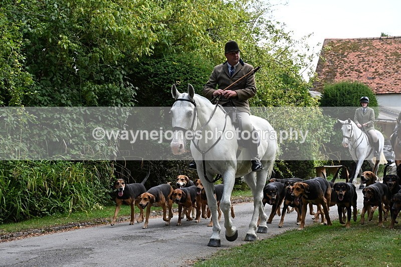 WJ6_3934 - Berks & Bucks - The Old farmhouse - Hound Exercise 20-08-25