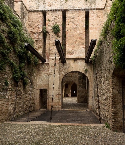 Sirmione - castle-6 - Lake Garda, Verona and Venice