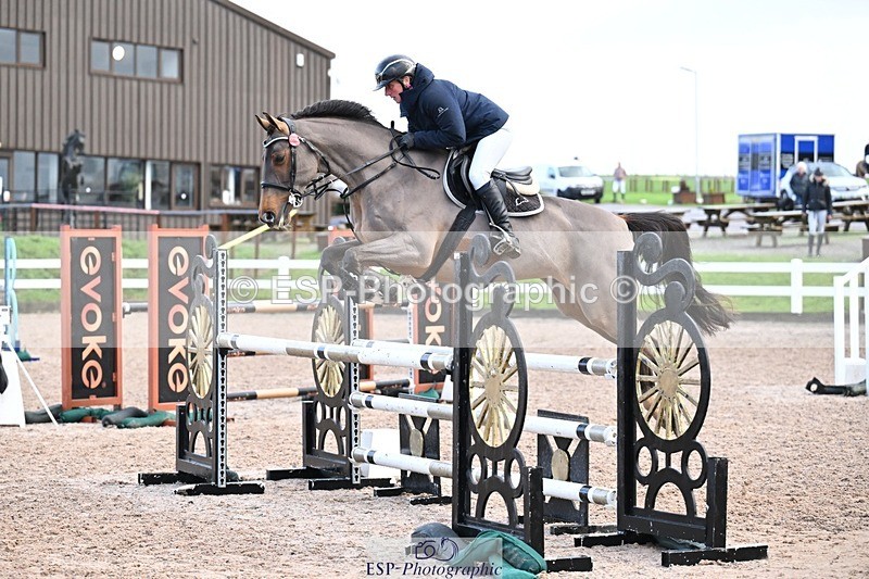 251206-120920-00899 - Cls 12 Snr Newcomers and 1.10m