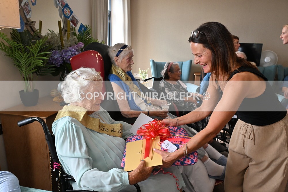 AM3_1307 - Iris and Betty.