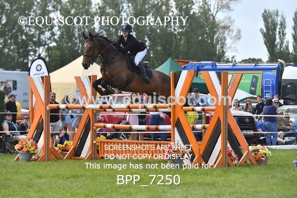 BPP_7250 - CLASS 3 Andrew Hamilton Coach, RHS Foxhunter Championship Qualifier
