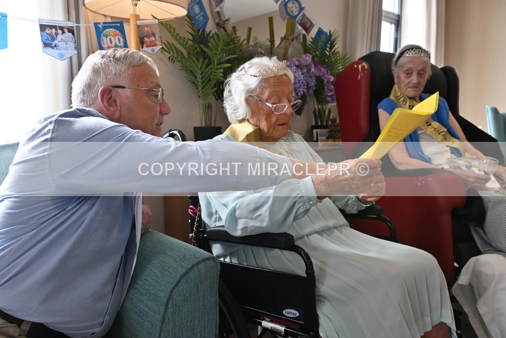 AM3_1103 - Iris and Betty.