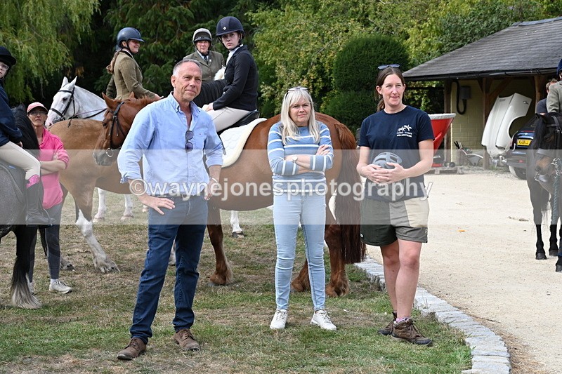WJ6_3858 - Berks & Bucks - The Old farmhouse - Hound Exercise 20-08-25