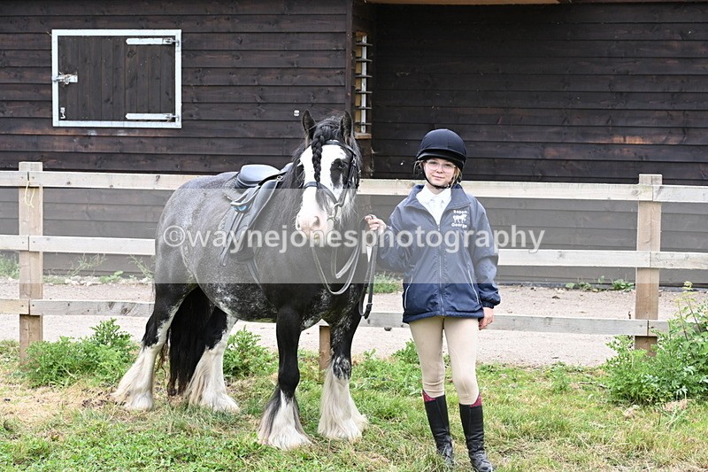 WJ6_2888 - Berks & Bucks - The Old farmhouse - Hound Exercise 20-08-25