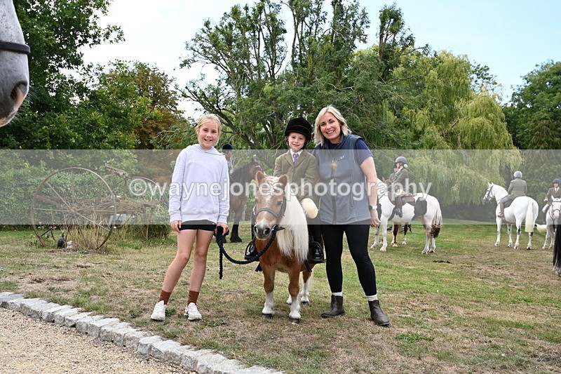 WJ6_3757 - Berks & Bucks - The Old farmhouse - Hound Exercise 20-08-25