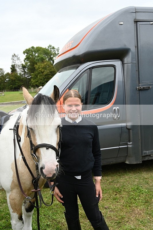 WJ6_2840 - Berks & Bucks - The Old farmhouse - Hound Exercise 20-08-25