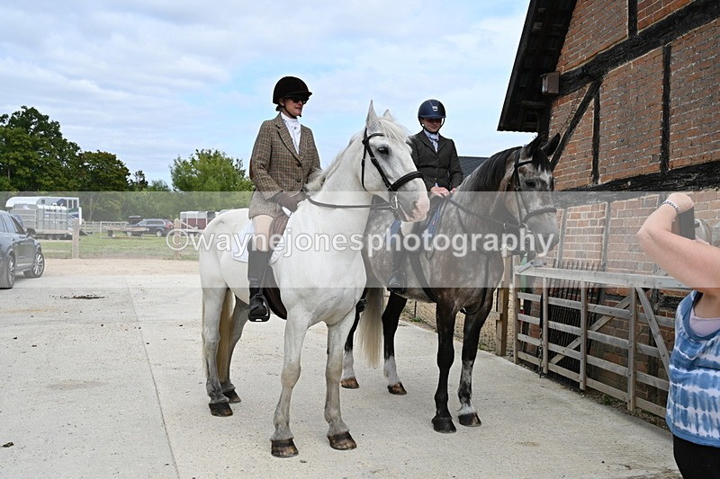 WJ6_3520 - Berks & Bucks - The Old farmhouse - Hound Exercise 20-08-25