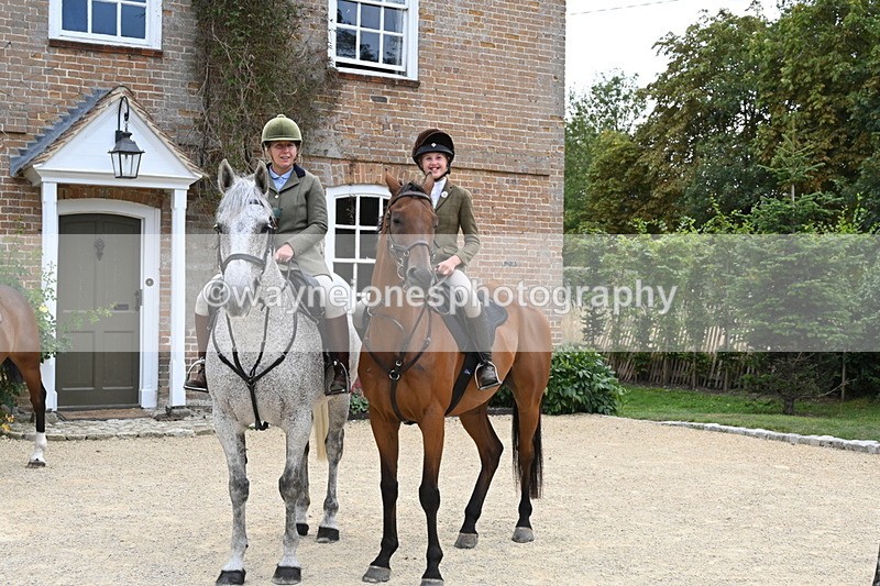 WJ6_3619 - Berks & Bucks - The Old farmhouse - Hound Exercise 20-08-25