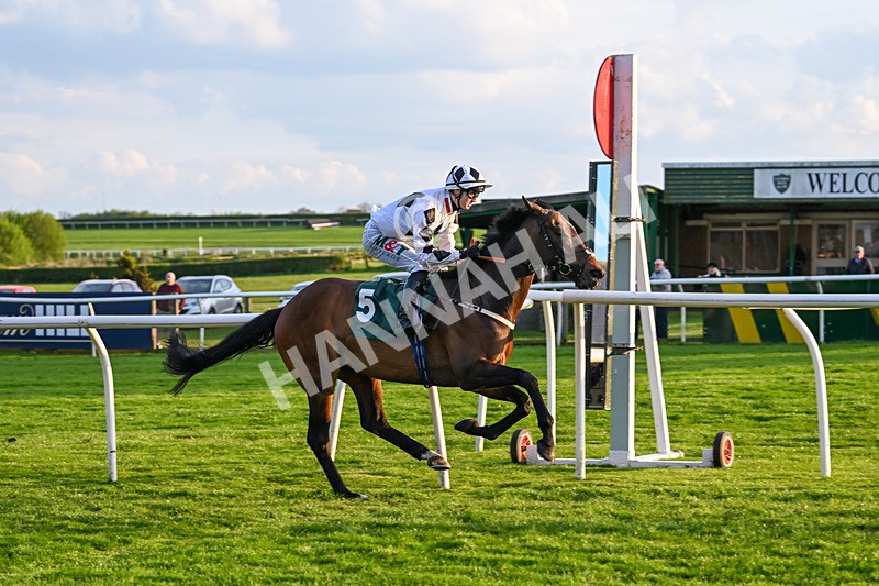 300424-Race 5-Bowman-2933 - Race 5