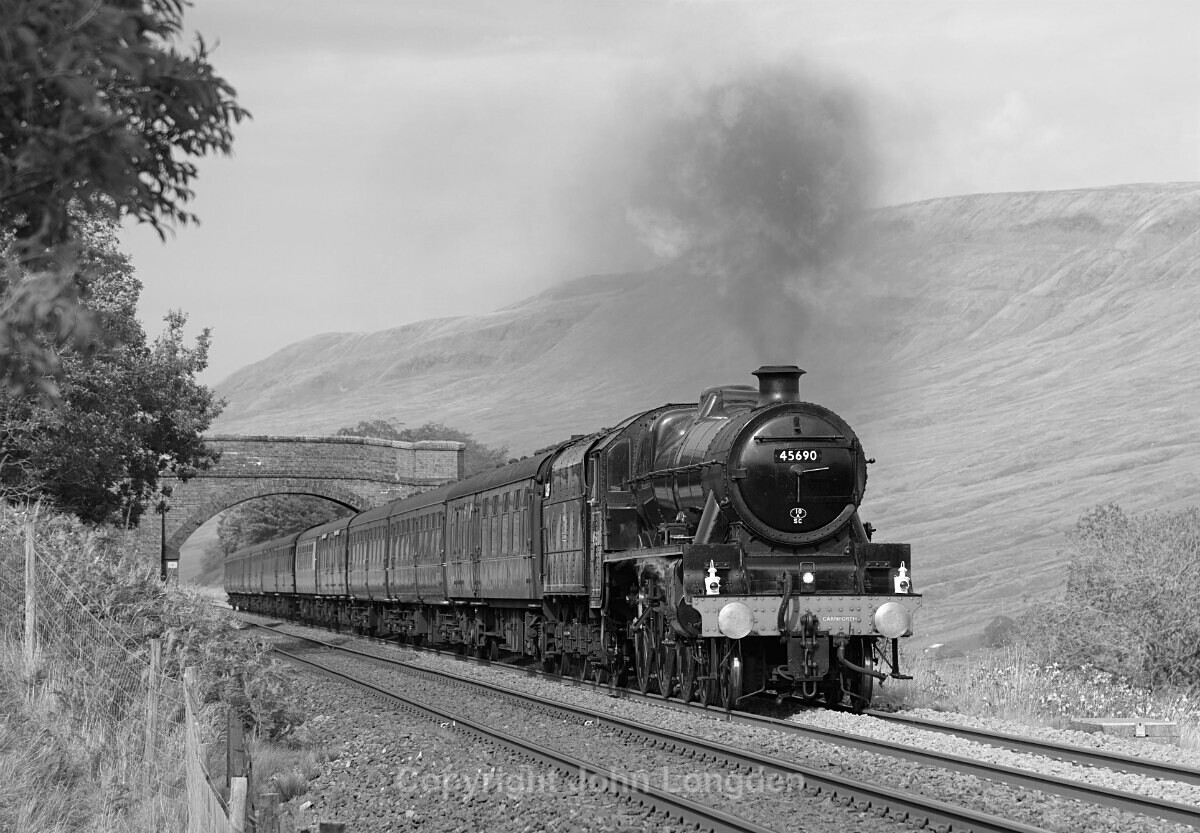 JL - 14.9.19 LMS Jubilee 45690 'Leander' Carlisle - Euston, MP260 - Milepost 261 (Angerholme, Mallerstang)