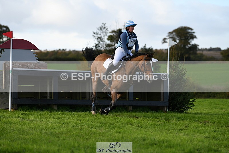 251024A-152830-14768 - C-240-Issy.Hollidge