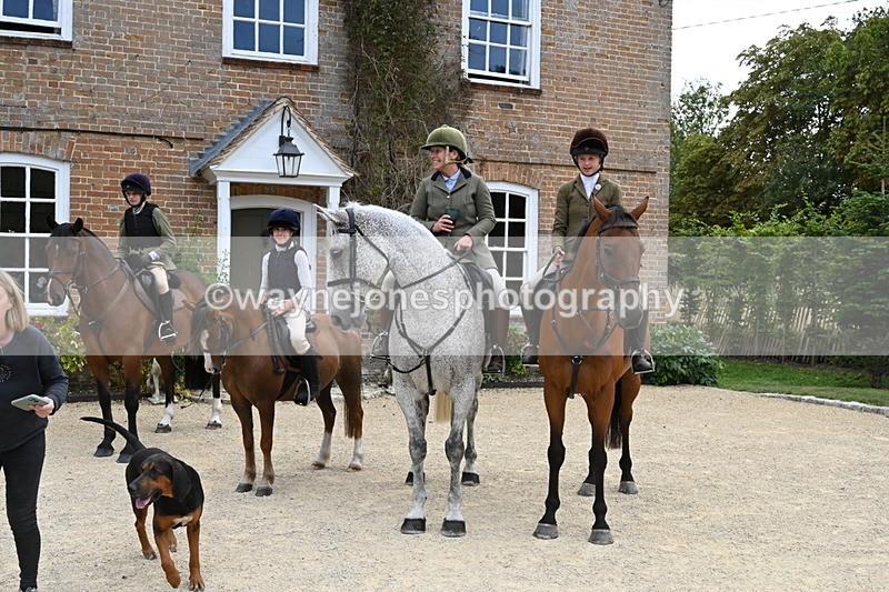 WJ6_3660 - Berks & Bucks - The Old farmhouse - Hound Exercise 20-08-25
