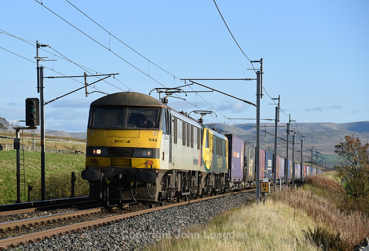 JL - 7.10.8 90044 & 90042 4S44 Daventry  - Coatbridge, Salterwath - West Coast Main Line (north to south)