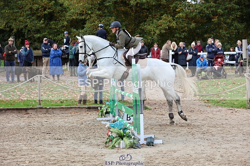 251026A-121708-24607 - G-572-Laura.Pitman With Trot Up