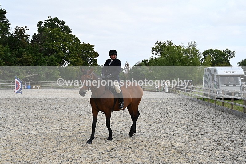 WJ6_3027 - Berks & Bucks - The Old farmhouse - Hound Exercise 20-08-25