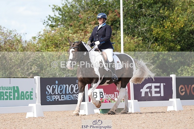 250906-135330-03416 - 106-Lucy.HamblettGalliano.Gold.Dust