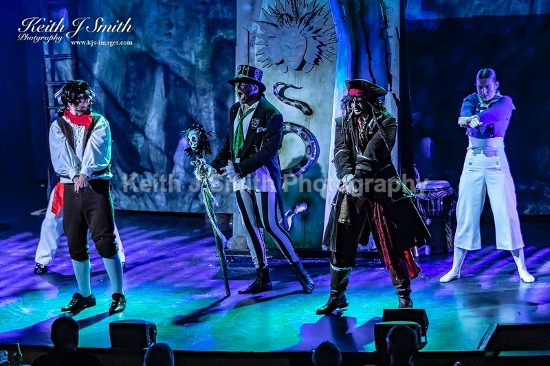 7KJS0984 - Ambition show team